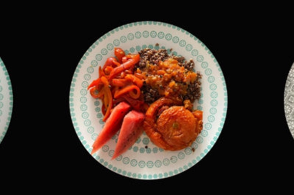 visuel représentant une assiette avec des aliments dans les tons rouges
